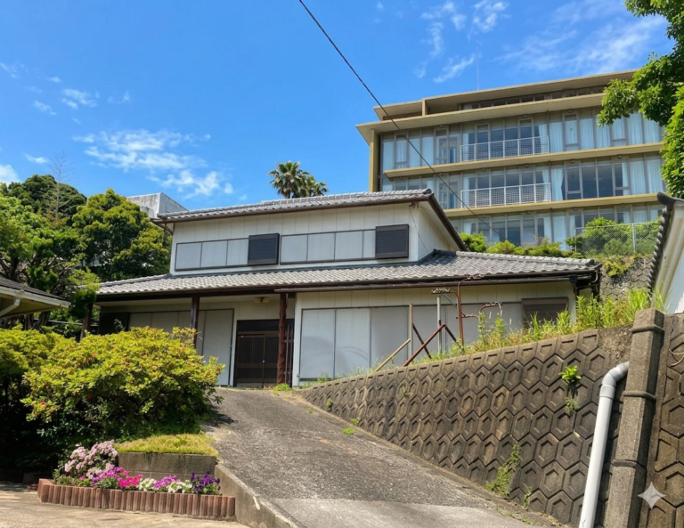 海を臨む丘に佇む家